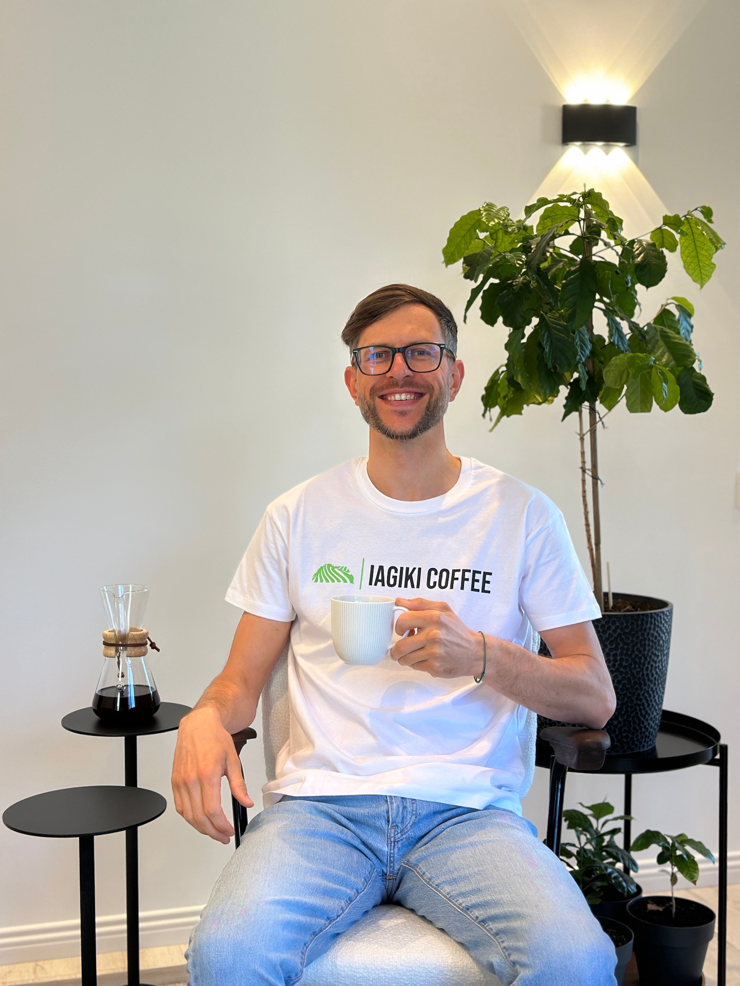 Martynas of Iagiki Coffee with a Chemex and a coffee plant